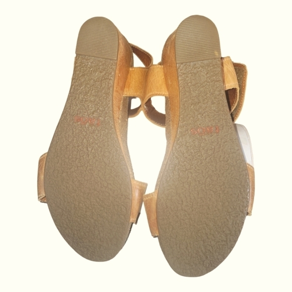 Taos  Women's Carousel Leather Tan Wedge Heel Velcro Closure Sandals Sz 40 - Picture 10 of 12